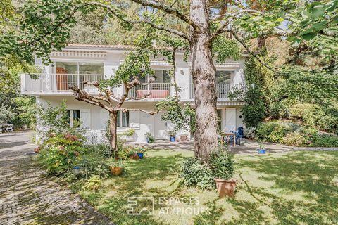 In the heart of Les Abatilles in Arcachon, this 190m2 property on the edge of the forest where calm and nature predominate is a real opportunity in a sought-after area. This building from the 90s, in good general condition, offers several possibiliti...