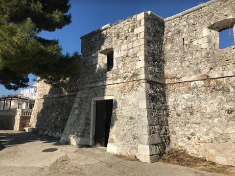 Ein einzigartiges Renovierungsprojekt - FIRST LINE Palazzo-Festung auf der Insel Hvar in der Stadt Sucuraj! Nur 20 Minuten mit der Fähre von Sucuraj nach Drvenik auf dem Festland! Es ist eine der ungewöhnlichsten Immobilien, die wir seit 2004 auf dem...