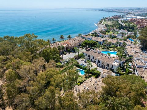 Eerste lijn strand hoekwoning in Estepona Renovatie nodig Locatie is de sleutel Deze gezellige hoekwoning ligt op een steenworp afstand van het strand Gelegen in de populaire en prestigieuze entree van Estepona is het pand op loopafstand van allerlei...