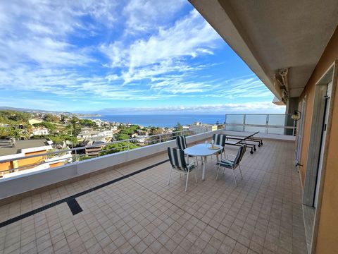 Subliem uitzicht voor dit prachtige 2-kamerappartement op de bovenste verdieping met een ongelooflijk terras met uitzicht op de zee. Rustig en zonnig, het bestaat uit een entree die leidt naar een woonkamer, een onafhankelijke ingerichte keuken, een ...