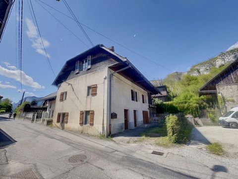 Nieuw en exclusief! Gehucht Bredannaz aan het einde van het meer van Annecy, zeer dicht bij het meer, groot dorpshuis om te renoveren op 3 niveaus en bestaande uit 2 afzonderlijke appartementen met een totale oppervlakte van 145m2 woonoppervlak + 90m...