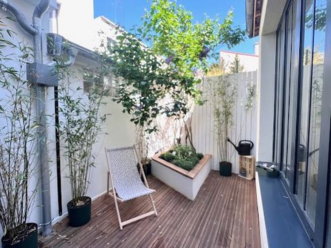 À 560 m du métro Croix de Chavaux (L9) et à 700 m de Vincennes, dans un quartier calme et recherché, découvrez cette vaste maison de ville traversante de 133,40 m2 habitables (147,60 m2 au sol) entièrement rénovée avec des matériaux haut de gamme (pa...