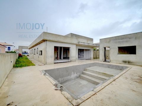 Apresentamos uma moradia de luxo rara e exclusiva, um verdadeiro símbolo de sofisticação e modernidade. Localizada em uma das áreas mais desejadas, esta residência oferece uma experiência única de conforto, requinte e design imbatível, com acabamento...