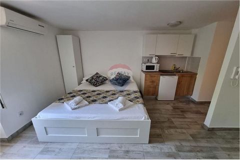 Location: Ličko-senjska županija, Novalja, Novalja. In the very center of Novalja on the island of Pag, a house with 5 studio apartments is available for long-term rent. The house is in an attractive location and consists of a ground floor, a first f...