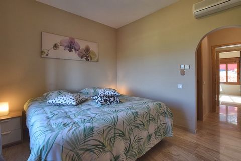 Betreten Sie diese Villa mit 4 Schlafzimmern in Alhaurin de la Torre, ideal für Familien oder Gruppen von bis zu 8 Personen. Die Villa verbindet modernen Komfort mit einer entspannten Atmosphäre und verfügt über einen privaten Swimmingpool und eine S...