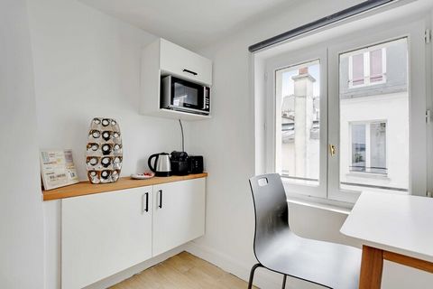 Checkmyguest offers you a charming 21 m² studio in the lively Bastille district, in the 11th arrondissement of Paris. Explore the Place de la Bastille, symbol of the French Revolution, and stroll along the coulée verte René-Dumont, where wild nature ...