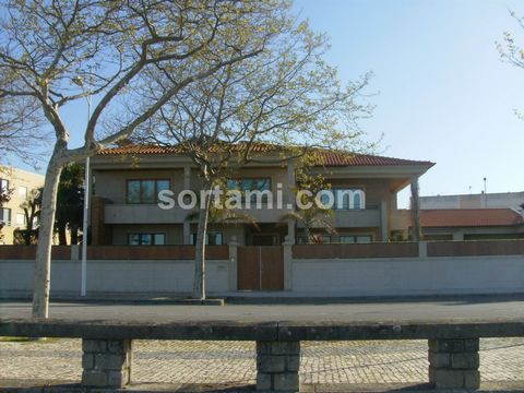 Maravilhe-se com esta excelente moradia de tipologia T6, situada na Avenida marginal de Esposende, com uma magnífica vista para a foz do Rio Cávado, mar e praia. Esta conta com seis quartos (dos quais cinco são suites) cozinha totalmente equipada, la...