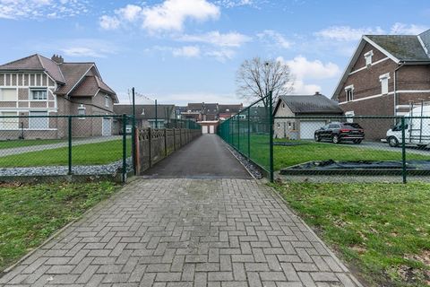 Dit stijlvolle en moderne duplex appartement is gelegen in de bruisende winkelstraat van Maasmechelen en is de perfecte uitvalsbasis voor gezinnen of stellen die de regio in alle comfort willen verkennen. Met airconditioning, twee terrassen en parkee...