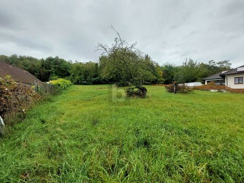 Building plot without building compulsion. All development costs have already been paid. Construction class I & II. On an elevated position / hillside location on the edge of the settlement area. A forest borders to the west. The view to the east is ...