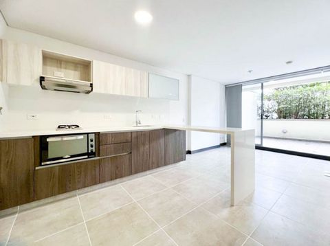 Very bright loft-type studio apartment. In excellent location, flat area close to everything. They are 48m2 with a large terrace, room with full bathroom, open kitchen with breakfast bar, laundry area. It has parking + useful. In a super complete uni...