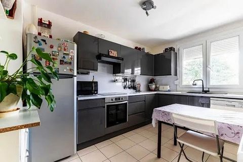 Julie TODESCO offers you a nice south-facing apartment on the 3rd floor of a 4-storey building without elevator. This property is composed of an entrance of 6m² opening onto a very bright living room of 15m², a fitted kitchen of 10m², 3 bedrooms (10,...