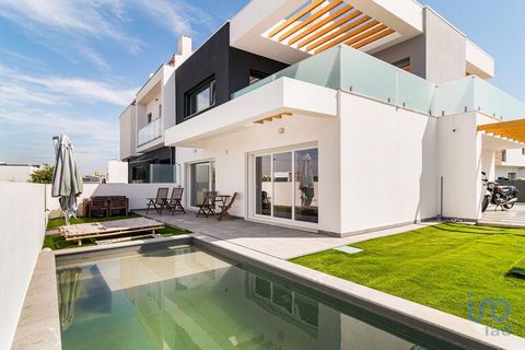 Valor Negociável! Moradia V3+1 | Quinta da Genovesa | Sobreda Viva com plenitude, conforto e sofisticação Imagine-se a chegar a casa e a sentir uma harmonia perfeita entre luz natural, conforto e modernidade. Esta é a promessa desta distinta moradia ...