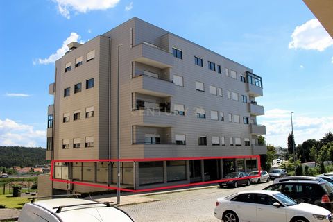 Aproveite esta oportunidade incrível para adquirir um espaço comercial versátil e totalmente operacional, situado em Santa Marta, Penafiel. O imóvel conta com um café de 45m², um restaurante amplo com 98m², um espaçoso salão para eventos de 190m² e, ...