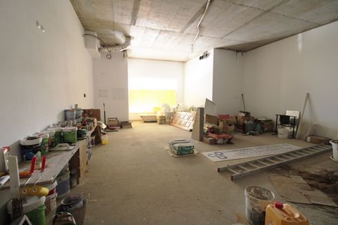 Loja no centro de Ferragudo, em excelente localizaÃ§Ã£o, no centro desta Ã¡rea turÃ­stica e prÃ³xima de vÃ¡rios serviÃ§os locais. A loja tem 91.70m2 e dispÃµe de uma instalaÃ§Ã£o sanitÃ¡ria completamente equipada. Existem duas montras, uma diretament...
