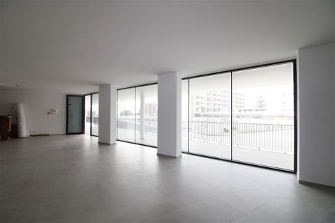 This ground-floor unit, set in a modern building at the entrance of Lagos and just steps from the prestigious Marina, offers a generous area with excellent visibility – an outstanding opportunity to establish your business in one of the city’s most s...