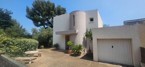 TOULON OUEST - Villa au cachet Atypique avec Vue dominante située au coeur d'un quartier résidentiel prisé, construite en 1986, séduira les amateurs d'architecture singulière et d'espaces de vie uniques. Edifiée sur un terrain de 430 m² , elle est im...