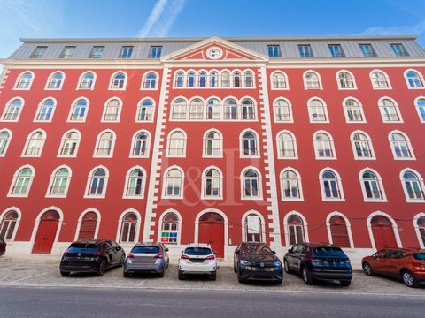 Loja com 111 m2 localizada no piso 0 do empreendimento Beato Quarter. Esta loja tem entrada pela rua principal onde se localiza o projeto (Rua do Beato), com duas janelas viradas para essa mesma rua e mais duas janelas orientadas para o interior do c...