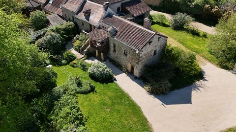 Belle et grande bâtisse dans un hameau.