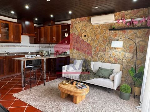 Maison de 2 chambres avec balcon et vue sur la campagne. Au rez-de-chaussée, nous trouvons un séjour ouvert avec une cuisine semi-équipée avec cuisinière, four et hotte aspirante. Le séjour présente des détails en pierre d'origine, conférant à la mai...