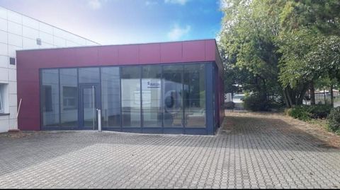 De ruime hal in Gronau (Westfalen) biedt met een perceeloppervlakte van 5.652 m² een breed scala aan toepassingen. De totale gebruiksoppervlakte van 2.046 m² en een reeds goedgekeurd bouwplan voor nog eens 600 m² maken dit pand bijzonder aantrekkelij...