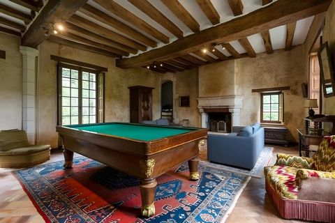 Plongez dans un univers d'élégance intemporelle dans ce château magnifiquement restauré, situé au cœur de la campagne tourangelle. À quelques minutes en voiture de Tours et du Mans, ce domaine historique offre un havre de paix pouvant accueillir jusq...