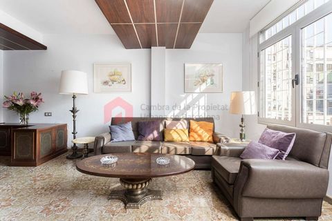 Piso muy tranquilo de 139 m2 4 Habitaciones, 2 baños y balcón, en Muntaner esquina Consejo de Ciento Esta tranquila vivienda de 139 m2 construidos, situado en la segunda planta y en perfecto estado de conservación, dispone de 4 habitaciones (3 dobles...