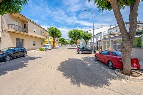 Piso en venta en Pego, Alicante. Vivienda situada en el ensanche respecto al centro urbano, a pocos minutos del Ayuntamiento de la localidad, y próxima la colegio Sant Antoni. Tiene una superficie de 156 m² distribuidos en salón-comedor, cocina, 3 do...