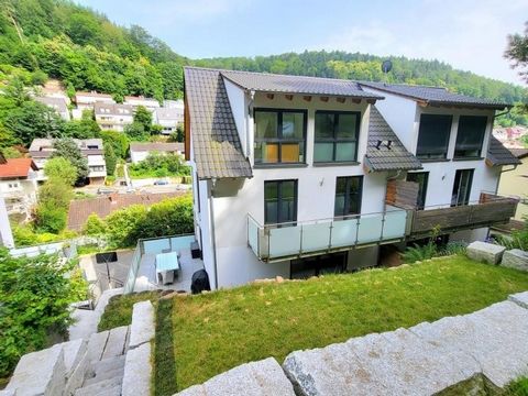 Deze sfeervolle, nieuw gebouwde twee-onder-een-kapwoning, welke in 2020 voor het eerst in gebruik is genomen, heeft een hoogwaardige inrichting en is door de lift drempelvrij tot aan de zolder. De begane grond heeft een logeerkamer, een gastentoilet ...