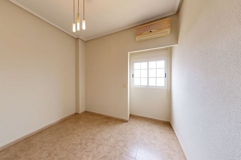 Opportunity Knocks: Apartment for Sale in Calle de Puerto Rico, Russafa Unleash your creativity and transform this 77m² apartment into your dream home, located in the vibrant Russafa district of Valencia. Property Highlights: Five Bedrooms: Two exter...