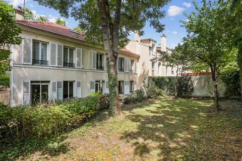 Cabinet Mazarin - Daniel Roulleau de La Roussière - vous présente en exclusivité : À l’abri des regards, en second plan par rapport à la rue, cette ancienne école communale bâtie en 1870 en pierre meulière a été entièrement réinterprétée en maison bo...