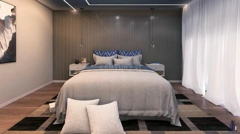 **Fantástica Moradia Contemporânea no Centro do Porto Alto** Descubra esta extraordinária moradia de **2 pisos**, inserida num **Condomínio Privado de Luxo** com apenas 10 exclusivas residências. Projetada para oferecer o equilíbrio perfeito entre el...