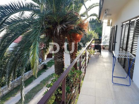 ISTRIË, PREMANTURA - Ruim appartement met terras vlakbij het strand! Op een fantastische locatie, op slechts 3 minuten lopen van het strand, staat een ruim appartement met terras te koop. Het appartement heeft een oppervlakte van 103,18 m² met parkee...