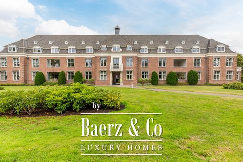 Uniek en sfeervol maisonette-penthouse gelegen in het monumentale Zendingshuis van het Hendrik Kraemerpark. Gelegen in een prachtig park maar ook dicht bij alledaagse voorzieningen is dit een zeer geliefde woonlocatie. • ruime living met openhaard en...