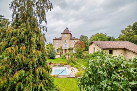 Dit discrete, maar knappe pand in een dominante positie, profiteert van een gesloten domein en groen van ongeveer 12 hectare, een combinatie van charme, elegantie en moderniteit. Deze unieke plek ligt tussen Genève, Lyon, Bresse en Bugey en ligt op o...