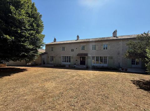 Superbe Logis avec piscine intérieure chauffée et court de tennis