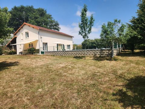 Pressac - Maison rénovée de 2 chambres avec petit lac, terrain et jardin privatif