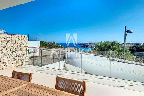 This luxurious duplex-penthouse is located in a new private and guarded urbanization, just one minute from the magnificent beach of Arenal d'en Castell, offering exclusive services and facilities. The building has a reception and concierge service, a...