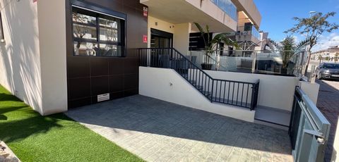 Op slechts 300 meter van het strand bevindt zich dit prachtige hoekappartement op de begane grond. Het beschikt over een royaal verhoogd terras aan de voorzijde en een tuin aan de zijkant van de woning. Er is tevens een parkeerplaats op het eigen per...