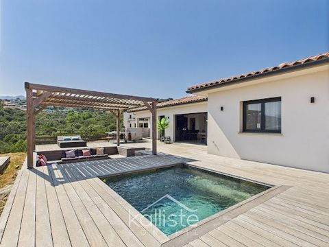 Kallisté Conseil vous propose en exclusivité cette villa contemporaine située à Porticcio, station balnéaire prisée de Corse-du-Sud, à proximité immédiate du centre-ville, des commerces, écoles, collège, et des plages du golfe d'Ajaccio.Construite en...