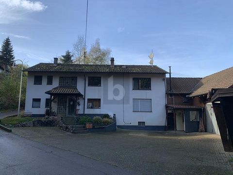 Perfect voor gezinnen of investeerders: het appartementengebouw in Malsburg-Marzell biedt met zijn 13 kamers en een woonoppervlak van 350 m² voldoende ruimte voor individuele vormgevingsmogelijkheden. De twee verhuurde appartementen zorgen voor een s...