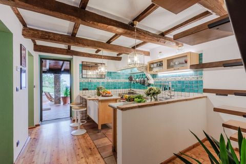 Dalla terrazza soleggiata di questa incantevole villa, immersa in una posizione perfetta tra gli uliveti, si aprono viste sulla vivace cittadina di Pescia e sulla rigogliosa campagna vinicola toscana. A soli 15 minuti di auto, troverete deliziosi mer...