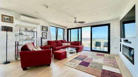 Chestertons is verheugd om dit appartement met 3 slaapkamers en 2 badkamers in Forbes, Gibraltar, exclusief te koop aan te bieden. Dit prachtige lichte en luchtige appartement biedt 117 m² interne ruimte en 9 m² extern, met uitzicht op de rotsen en d...