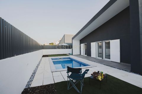 Découvrez cette magnifique maison neuve de 141 m² à Azeitão, Setúbal, offrant un cadre de vie paisible et lumineux. Avec ses 3 chambres et 2 salles de bains, cette propriété est idéale pour les familles à la recherche de confort et de modernité. Prof...
