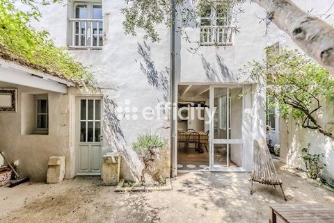 17590 - ARS EN RE - HOUSE 192 M2 - 9 ROOMS - 5 BEDROOMS - FIREPLACE - VILLAGE CENTER - CLOSE TO MARKET AND PORT In the heart of the village of Ars en Ré, prestigious 192 m2 house totally renovated in the Rhétaise tradition with an industrial touch, g...
