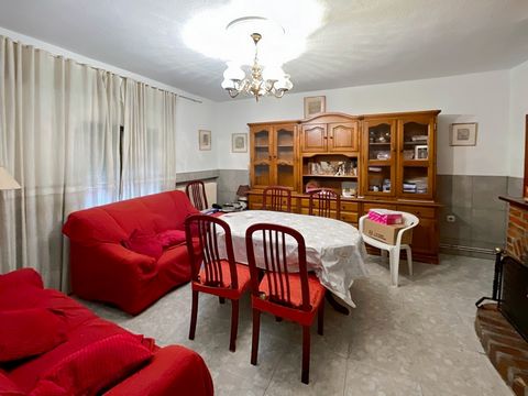 ALFA INMOBILIARIA sells a low house to renovate, in Illescas. Great investment opportunity! The house has 82 m2 with 3 bedrooms and 1 bathroom, equipped with a shower and modern screen. The kitchen comes complete with appliances and the house is deli...