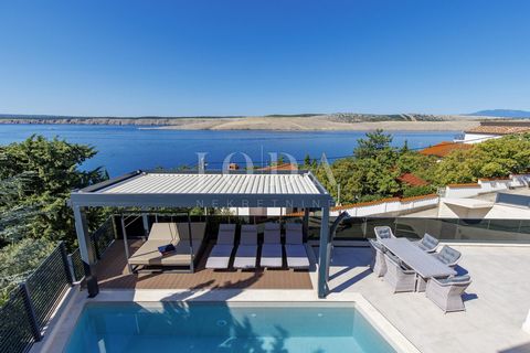 Location: Primorsko-goranska županija, Crikvenica, Jadranovo. A detached modern house for sale in a fantastic location near the beach with a spectacular view. In the basement there is a large garage of 50 m2 and additional parking spaces. The ground ...