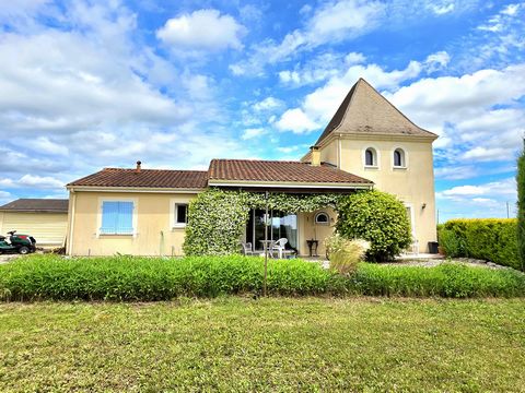 We are delighted to share this light and spacious modern villa with you, with some charming features! The open plan kitchen/dining/living area is ideal for entertaning, with sliding doors to the terrace and rear garden, and with an archway leading th...