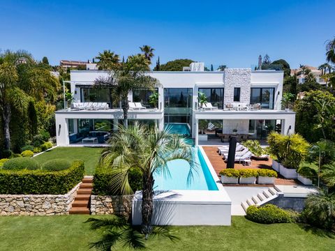 This is an award-winning modern villa designed by the renowned architect Carlos Lamas, located in the Marbesa area of Marbella East. This villa was awarded an accolade at the European Property Award 2016-2017. The villa is set within a beautifully ma...