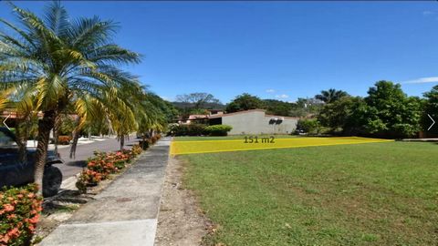 Excellent opportunity! Lot in Prados del Sol condominium, Playa Sámara, Guanacaste. Your lot in a luxury condominium, mostly Canadian community, cobblestone streets, a swimming pool with excellent maintenance, BBQ ranch, large and detailed gardens, f...