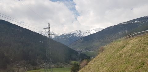 Fantastisch gemeubileerd appartement met uitstekende locatie met goede natuurlijke verlichting; Ideaal in het winterseizoen, want vanaf het grote terras kunt u het skigebied en de bergen aanschouwen. Het heeft 2 slaapkamers met ingebouwde kasten, 1 b...